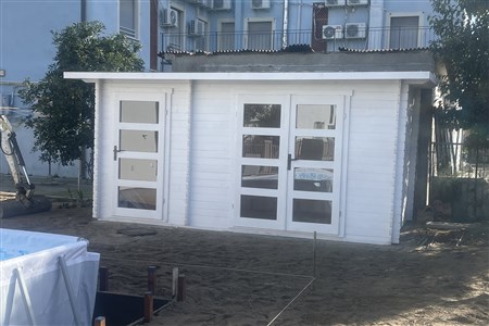 CASA IN LEGNO CON PARETE DIVISORIA